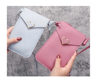 Dettaglio delle borse per cellulari in pelle PU blu e rosa con chiusura a cuore