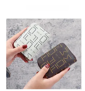 Gros plan de porte-cartes compacts en similicuir avec logo embossé en deux coloris variés