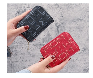 Détail de porte-cartes texture litchi en noir et rouge avec impression de lettres FIDM