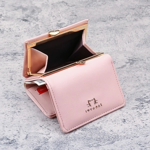 Pink short PU leather wallet for women with cat pattern and heart-shaped metal clasp