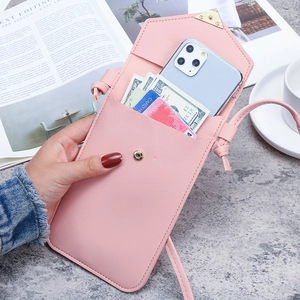 Borsa a tracolla rosa per cellulare in pelle PU con fibbia a cuore su marmo