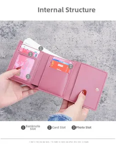 Structure interne du portefeuille rose à trois volets avec fentes pour cartes
