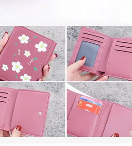 Détails du portefeuille rose à marguerites montrant les fentes pour cartes