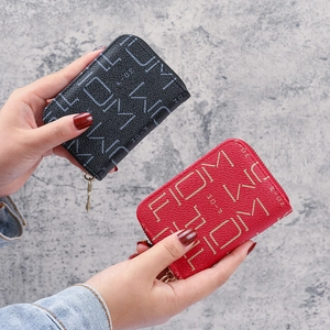 Portefeuille accordéon pour femmes avec imprimé monogramme FIDM en noir et rouge