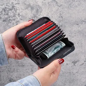 Porte-cartes accordéon noir avec plusieurs fentes et fermeture éclair sécurisée