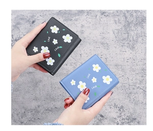 Détails de portefeuilles à fleurs marguerites en noir et bleu au format triptyque