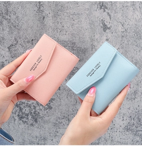 Nahaufnahme der rosa und hellblauen Damen Geldbörsen mit Forever Lovely Logo