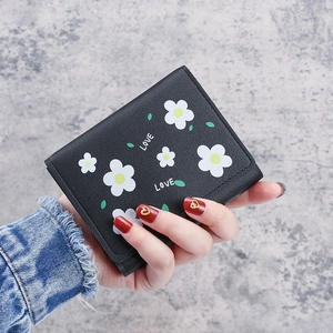 Petit portefeuille tricolore noir pour femme avec imprimé marguerites et texte LOVE
