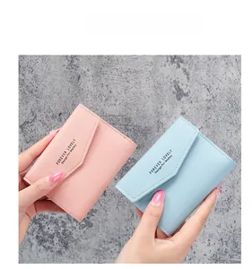 Detailansicht der kurzen Umschlag-Geldbörsen in Rosa und Hellblau mit Druckknopfverschluss