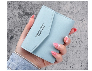 Detailansicht der hellblauen dreifach gefalteten Geldbörse mit Forever Lovely Text