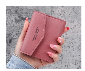 Detailansicht der rosa Ledergeldbörse mit Forever Lovely Prägung für Damen
