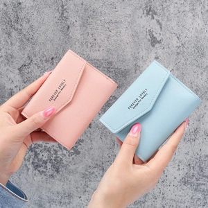 Kurze minimalistische Damen-Geldbörsen aus Leder in Rosa und Blau mit Druckknopf