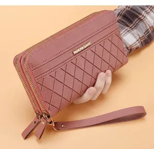 Dettaglio portafoglio lungo rosa chiaro con doppia cerniera e motivo trapuntato a rombi