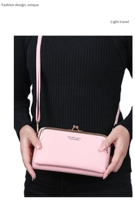 Détail du sac de téléphone rose en similicuir avec fermoir doré et texture grainée