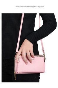 Sac bandoulière rose texture litchi avec fermoir doré vintage et bandoulière amovible