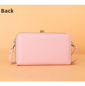 Vue arrière du sac bandoulière rose en cuir grainé avec fermoir rétro et fermeture éclair