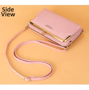Vue latérale du sac bandoulière rose avec fermoir en métal et texte Forever Lovely