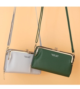 Détail de pochettes de téléphone grises et vertes en cuir PU avec fermoirs rétro