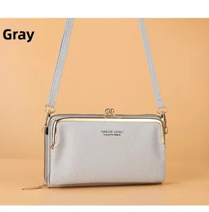Détail du portefeuille bandoulière gris en cuir grainé avec fermoir à clip doré