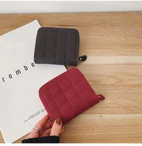 Détails de portefeuilles carrés en cuir matelassé noir et bordeaux avec fermeture éclair