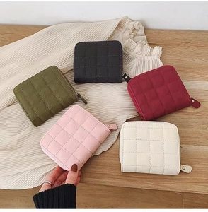 Mini portefeuilles matelassés en cinq couleurs avec design carré et fermeture éclair