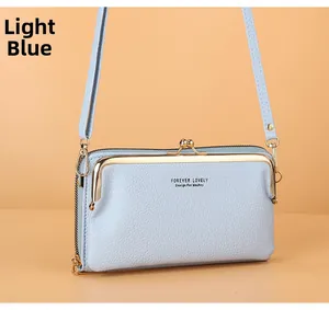 Détail du sac bandoulière bleu clair avec fermoir vintage doré et fermeture éclair
