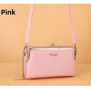 Vue détaillée du sac à bandoulière rose avec texture litchi et fermoir en métal doré