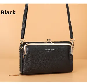 Détail du portefeuille bandoulière noir en cuir grainé avec fermoir métal vintage