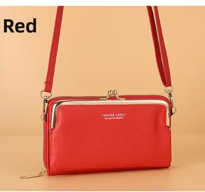 Détail du sac bandoulière rouge en cuir grainé avec fermoir en métal doré vintage