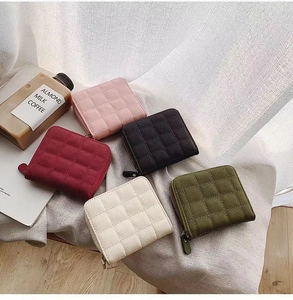 Détail de mini portefeuilles carrés matelassés en plusieurs couleurs avec zip