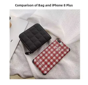 Schwarze gesteppte Geldbörse im Größenvergleich mit einem iPhone 8 Plus