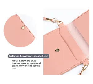 Detalle de bolso bandolera rosa de cuero sintético con cierre de hebilla de metal dorado
