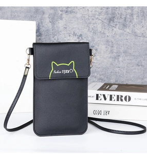 Detalle de bolso bandolera de cuero PU negro con cierre dorado y orejas de gato en color neón
