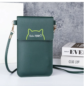 Detalle del bolso para móvil en cuero PU verde oscuro con costuras de gato y hebilla dorada