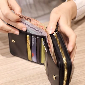 Portefeuille noir minimaliste en cuir avec structure accordéon et fentes pour cartes