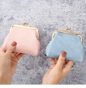 Detailopname van vintage portemonnees in roze en blauw met lychee leerstructuur en sluiting