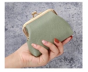 Detailopname van vintage lichtgroene portemonnee met getextureerd leer en gouden sluiting