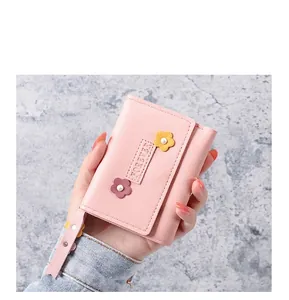 Vue détaillée du portefeuille rose avec fleurs 3D, perles et gravure FOREVER pour femme