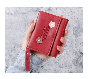 Détail du portefeuille rouge en cuir PU avec fleurs en perles et gaufrage Forever