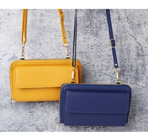 Détail de sacs tactiles pour téléphone en cuir jaune et bleu avec fermetures dorées