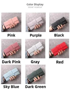 Détail de présentation de portefeuilles longs en similicuir en huit coloris variés