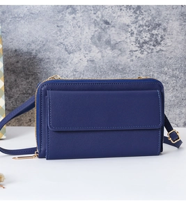 Détail du sac bandoulière en cuir PU bleu marine avec finitions dorées et poche à rabat