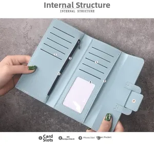 Vue détaillée du portefeuille bleu clair à trois volets avec fentes pour cartes et zip