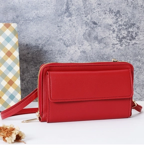 Détail du sac à main rouge pour téléphone avec fermeture éclair dorée et similicuir