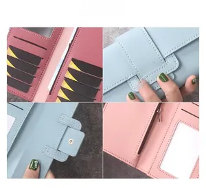 Détail du portefeuille long tricolore rose et bleu avec emplacements cartes et zip