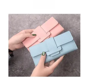 Détail de portefeuilles longs en cuir PU rose et bleu clair avec texture grainée lychee