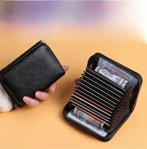 Détail du porte-cartes en cuir noir avec fentes en accordéon pour plusieurs cartes