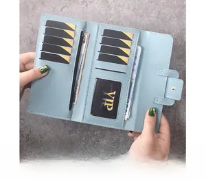 Détail de l'intérieur du portefeuille bleu clair avec fentes pour cartes et poche zippée