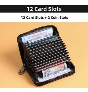 Détail intérieur du porte-cartes en cuir avec 12 fentes pour cartes et 2 compartiments