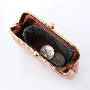 Roze vintage lederen portemonnee met gouden metalen sluiting en rode voering